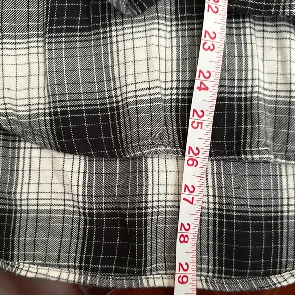 Universal Thread Women's Hi-Lo Black and White Plaid Top Long Sleeves Size XS - Picture 10 of 11